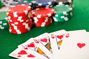 ela mostrando poker e slots integrados no app HH666.